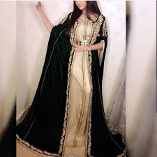 L Image Contient Peut Etre Une Personne Ou Plus Fashion Formal Dresses Victorian Dress