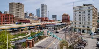 The city's population is 594,833 with an estimated total of 1,572,245 in the milwaukee metropolitan area (2010). Visit Milwaukee Visit Milwaukee Safely
