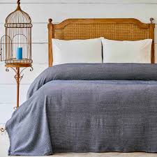 Çiçekler, geometrik desenler veya taşlı modeller ile bezenmiş olan karaca home yatak örtüsü çeşitleri, farklı zevklere sahip kullanıcıların ihtiyaçlarını. Karaca Home Bertha Lacivert Cift Kisilik 4 Mevsim Pike Karaca Home