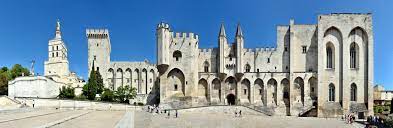 Palais du pape) steht inmitten der altstadt von avignon. Papstpalast Panoramastreetline