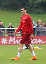 Bayern munich's goal machine robert lewandowski was presented with an exclusive pair of hypervenom ii football boots to celebrate scoring 100 bundesliga goals quicker than any other foreign player. File Robert Lewandowski Training Fc Bayern Munchen 2 Jpg Wikimedia Commons
