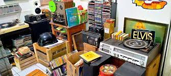 Berburu vinyl atau piringan hitam di bandung. Bandung Dan Musik Dalam Medium Fisik Interaksi Utuh Pasar Dengan Penikmat Kaset Cd Dan Piringan Hitam Pikiran Rakyat Com Halaman 3
