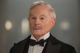 L'attore britannico Derek Jacobi, noto per le sue interpretazioni  shakespeariane, veste i panni di un uomo servizievole e  fidato...sospettereste mai di un maggiordomo? #AssassinioSullOrientExpress  già disponibile su Rakuten TV http://bit.ly/2tNEfM5