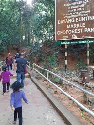 The legend of tasik dayang bunting goes like this: Tempat Menarik Di Pulau Langkawi Tasik Dayang Bunting Marina Bashah