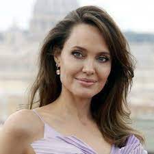 انجلينا جولي بدور الشريرة في فيلم ماليفسنت. Ø­Ø°Ø±Øª Ø£Ù†Ø¬Ù„ÙŠÙ†Ø§ Ø¬ÙˆÙ„ÙŠ Ù…Ù† Ø§Ù„Ø¹Ù†Ù Ø§Ù„Ø£Ø³Ø±ÙŠ ÙÙŠ Ø¹Ù…Ù„ÙŠØ© Ø§Ù„Ø¹Ø²Ù„Ø© Ø§Ù„Ø§Ø¬ØªÙ…Ø§Ø¹ÙŠØ©