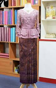 Model kebaya simple modern hadir dengan banyak pilihan baik yang lengan panjang muslimah maupun lengan pendek bagi kamu yang ingin tampil lebih lepas kebaya brokat terlihat makin manis dijahit dengan detail rempel. Kebaya Dan Sarung Model Baju Wanita Pakaian Wanita Model Pakaian Wanita