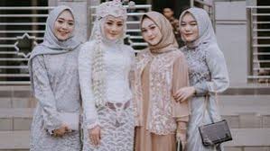 Ladies bisa menggunakan blouse muslimah selutut dengan tambahan aksen brukat dan bawahan celana polos. Tak Perlu Pusing Pilih Baju Kondangan Cek Inspirasi Baju Couple Ini Yuk
