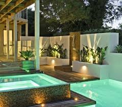 Votre Piscine Semi Enterree 30 Idees Creatives Design Petite Piscine Eclairage Piscine Piscine Et Jardin
