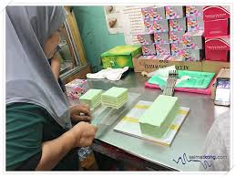 Alternating pandan flavoured kuih layer and sponge cake. Klang Food Ah Her Bak Kut Teh Klang Food Centre Regent Pandan Layer Cake Shop Coffee Origins I M Saimatkong