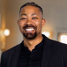 Melissa Pair's Instagram, Twitter & Facebook