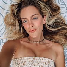 Vicki Chamlee's Instagram, Twitter & Facebook