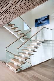 Melby Vilje Vilje Med Midtstilt Vange Og Glassrekkverk Helt Ned Til Gulvet Trinnene Er I Eik Fargebehandlet Et Moderne Trapp Moderne Hjem Moderne Trapper