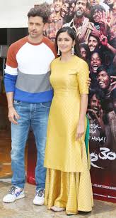 Latest Bollywood Photos July 2 Hrithik Roshan Promotes Super 30 Akshay Kumar Jets Off To London With Family One of the most popular stars of bollywood akshay kumar is known to be a family man. akshay kumar jets off to london
