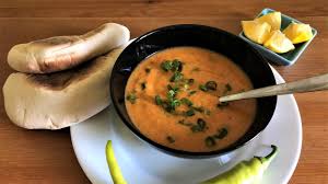 Linte rosie 200 g, ceapa alba 2 buc, radacina de telina 100 g este optional, morcovi 1 buc, ardei gras rosu 1 buc, ulei de floarea soarelui 20 g, boia ardei dulce 1 lingurite, patrunjel uscat 1 lingurite, pasta de tomate 2 linguri. Supa Crema De Linte Retete Simple Turcesti Youtube