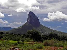 Die plateaus bestehen aus tonen auf kristalliner basis und sind zwischen 90 und 230 meter hoch. 9 Angola Ideen Afrika Flippige Mode Afrikanischer Stil