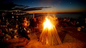 En la noche de san juan está prohibida la instalación de tiendas de acampada en las playas, la utilización de bombonas de gas para cocinar, realizar barbacoas el 24 de junio se celebra san juan en conmemoración al nacimiento de san juan bautista. Las Hogueras De San Juan Podran Celebrarse En Formato Reducido Siempre Que Lo Autoricen Los Ayuntamientos