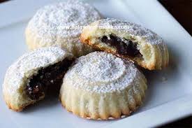 معمول التمر هش ويذوب في الفم Food Food And Drink Desserts