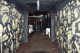 Tv images showed gendarmes using tear gas and ravers throwing firecrackers, projectiles and petrol bombs as clashes broke out when around 400 police officers moved in an effort to disperse the party. Totentanz Statt Techno Rave Clubs In Der Corona Krise Fink Hamburg