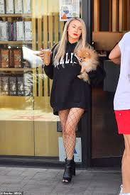Teigen messaging model courtney stodden, who was a minor at the time, insulting her looks after teigen's messages to stodden became public, the latter revealed having gone through mental health. Courtney Stodden Steps In Fishnets And A Hoodie With Boyfriend Chris Amid Chrissy Teigen Drama Aktuelle Boulevard Nachrichten Und Fotogalerien Zu Stars Sternchen