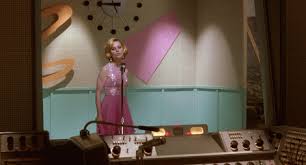 Il film racconta la storia di un'aspirante attrice di nome betty elms (watts), appena arrivata a los angeles , che incontra e fa amicizia con una donna. Cinematics Mulholland Drive They All Killed Each Other Because They All Like Casual Murder Gif Find On Gifer