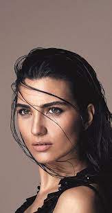 Ilk adı hatice ve ozel doğuş lisesi mezunudur. Tuba Buyukustun Imdb