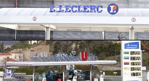 Vous pourrez ainsi gagner quelques centimes par litre sur le prix affiché à la. Leclerc Et U Vendront L Essence A Prix Coutant