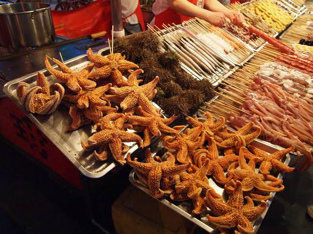 Mga resulta ng larawan para sa Beijing Dong Hua Men Night Market Wangfujing Food Market"