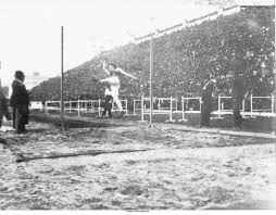 Uma das primeiras competições de salto com varas onde a altura foi medida aconteceu no ulverston football and cricket club, em lancashire, inglaterra, em 1843. As Fotos Dos Primeiros Jogos Olimpicos Modernos Salto Em Altura Pulo Alto Jogos Olimpicos