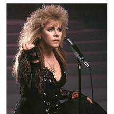 Tal vez mi misión no era ser mamá o esposa, quizás mi misión particular era escribir canciones para hacer sentir mejor a las mamás y a las esposas. Stevie Nicks Salon Com
