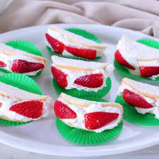 Io ho optato per la carne del pollo perché è quella che spesso si acquista e poi non si sa bene come impiegare se non cotta alla piastra in accompagnamento a una. Benedetta Rossi On Instagram Tacos Dolci Alle Fragole Ingredienti Per I Tacos 2 Uova 80 G Di Zuccher Dolci Divertenti Dolci Con Fragole Dolci