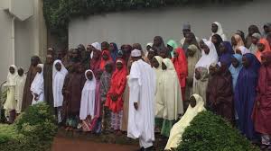 Hotunan gindin matan hausawa hotunan gindin mata tsirara nonon a sha, mu sai suda mu yi lasa. Hotunan Yadda Buhari Ya Gana Da Yan Matan Dapchi Bbc News Hausa