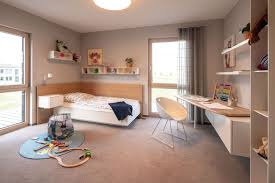 Wohnideen Fertighaus In Das Kinderzimmer Im Obergeschoss Kommt Dank Der Beiden Bodentiefen Fenster Sehr Viel Tageslicht Musterhaus Fingerhaus Kinder Zimmer