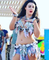 من جانب اخر، تقضي صافيناز حاليا عطلة مع عائلتها في فرنسا حيث نشرت صورا تجمعها بهم أثناء تواجدهم في العاصمة باريس. Ø§Ù„Ø±Ø§Ù‚ØµØ© ØµØ§ÙÙŠÙ†Ø§Ø² ØªØµØ¯Ù… Ø§Ù„Ø¬Ù…Ù‡ÙˆØ± ÙˆØªØ«ÙŠØ± Ø¬Ø¯Ù„Ø§ ÙˆØ§Ø³Ø¹Ø§ Ø¨Ù†Ø´Ø±Ù‡Ø§ Ù‡Ø°Ù‡ Ø§Ù„ØµÙˆØ±Ø© Ø§Ù„ÙØ§Ø¶Ø­Ø© Ø´Ø§Ù‡Ø¯ Ù…ÙˆÙƒØ§ Ù†ÙŠÙˆØ²