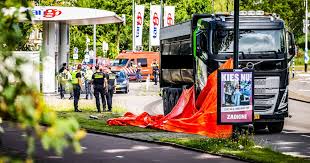 Voetganger (79) overleden na aanrijding met vrachtwagen in Schiedam | Regio  | AD.nl