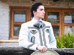 Alejandro magno estudió bajo un hombre de la estatura intelectual de aristóteles.alexander the great studied under a man of the intellectual stature of aristotle. Alex Fernandez Jr Sorprende A Su Novia Con Lujoso Regalo Experiencias Bandamax