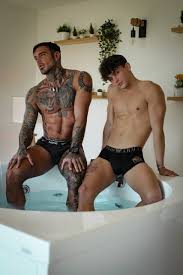 Lucas Peracchi Purosangue on X: Sono tornato a casa di Samuele. Domani  alle 18:00 sul mio profilo uscirà il video in cui ci seghiamo insieme 💦💦  t.coVIZ9HPYe1u RT se vuoi in anteprima