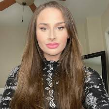 Lauren Deegan's Instagram, Twitter & Facebook