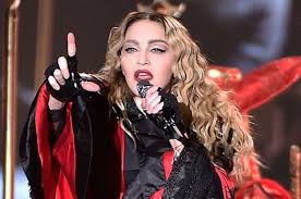 Полное имя — мадонна луиза вероника чикконе (madonna louise veronica ciccone). Madonna Struggles To Walk After Fall During Paris Concert