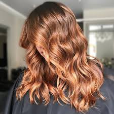 Découvrez la teinte qui vous va le mieux et appréciez pleinement votre vous pourrez aussi obtenir une belle teinte claire avec nos produits décolorants ou encore cacher vos mèches ou repousses blanches avec un spray spécial. Quelle Couleur De Cheveux Choisir Bloghair