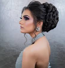 Short hair buns give women a perfect look and make them look very young. Trending Bridal Hair Buns For The Millennial Bride