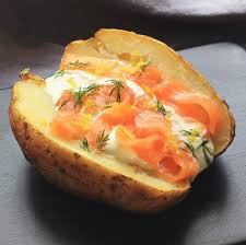 Une Super Idee Cette Pomme De Terre Au Four Pour Recycler Un Reste De Saumon Du Reveillon Ou Pas D Easy Salmon Recipes Best Baked Potato Grilled Trout Recipes