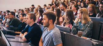 Erstsemester — (auch erstsemestrige, erstsemestler (niederhessen), ersties/erstis, ersis (hannover), quietschies (süddeutschland)) sind studenten, die in ihrem studiengang im 1. Studieren Wissen Machen