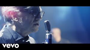 Gaetano curreri si trova all'ospedale mazzoni di ascoli piceno dopo il malore avuto ieri, sabato 30 luglio, nella parte finale del concert. Chi E Gaetano Curreri Cantante Degli Stadio