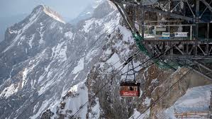 Seit dezember 2017 fährt eine topmoderne seilbahn zusätzlich zur gletscherbahn und zahnradbahn in wenigen minuten bis zu 120 gäste auf deutschlands höchsten gipfel. Unfall Gondel Der Zugspitz Seilbahn Konnte Geborgen Werden Dw Reise Dw 21 09 2018