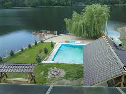 Inchiriez cabana rasnov cu pozitie extraordinara in mijlocul naturii compusa din 4 dormitoare, living, bucatarie, 2 bai si terasa, mobilata, cu utilitati si incalzire centrala pe lemne. Cabana Cu Piscina Cazare La Cheie Inchiriere Cabana Integrala