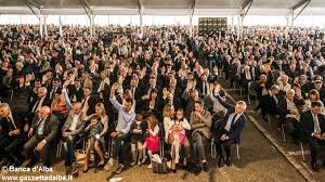 Banca d'alba nasce nell'ottobre del 1998 dalla fusione di tre casse rurali e artigiane nate alla fine del xix secolo: Banca D Alba Tino Cornaglia E Il Nuovo Presidente