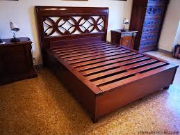 Il letto matrimoniale con contenitore in legno è particolarmente massiccio e imponente e caratterizza l'arredo di questa stanza da notte. Letto Contenitore In Legno Massello Dormicisu Com