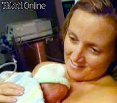 Mrtvé dítě ožilo v matčině náruči, objímala ho dvě hodiny