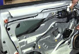 Tingkap sebuah kereta terpaksa dipecahkan oleh seorang lelaki selepas pemiliknya meninggalkan kenderaan yang menghalang laluan keluar, lapor berita harian. Tingkap Kereta Gagal Autohaus Kl Puncak Jalil Facebook