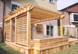 Terrasse En Bois Avec Bac A Fleur Et Pergola Raffinee Patio En Bois Amenagement Exterieur Decor Exterieur